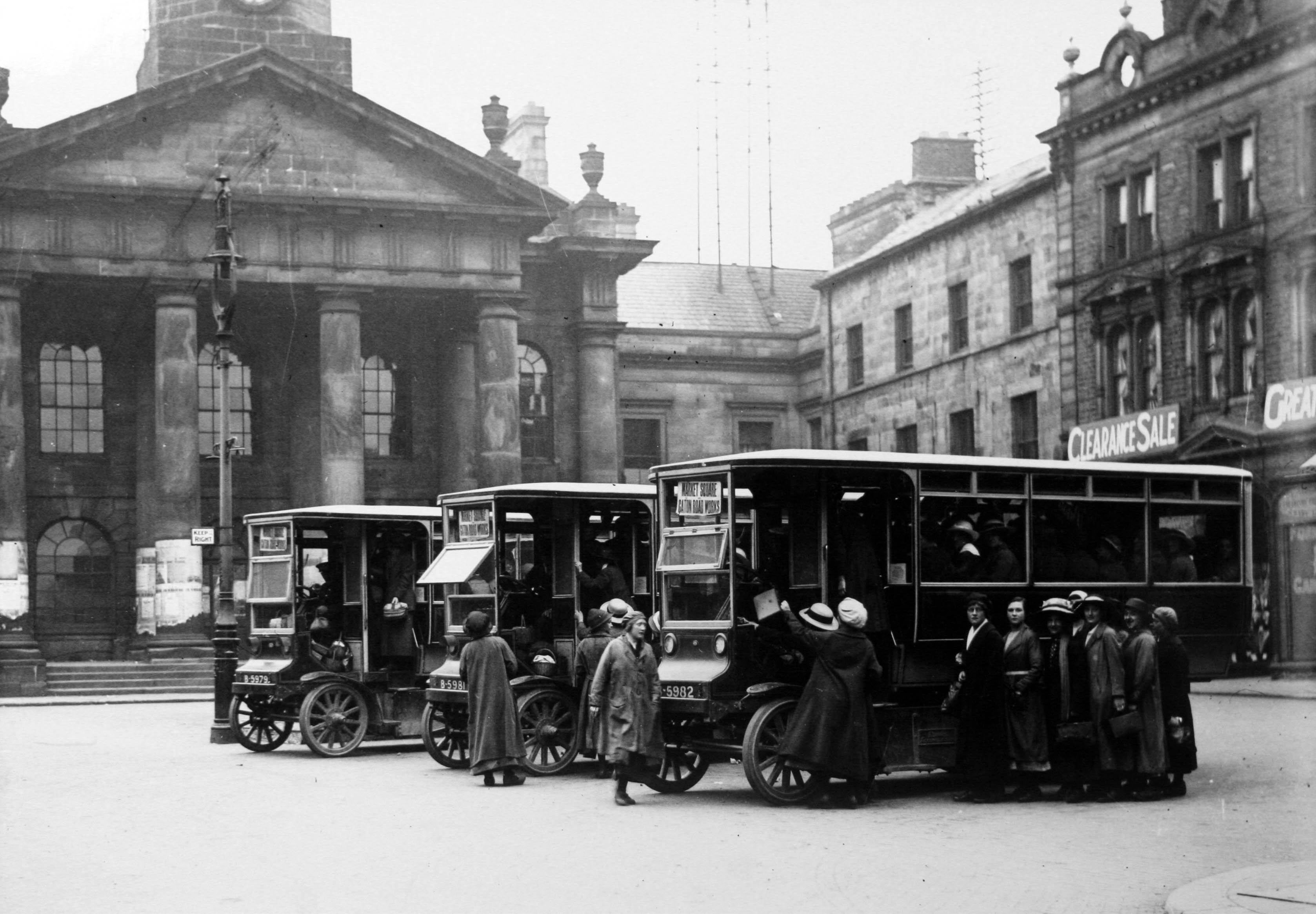 Munitions workers catching bus