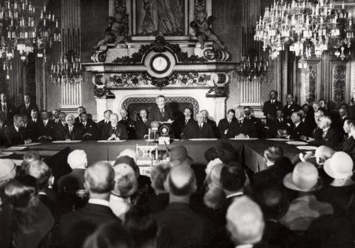 Briand addresses the Paris meeting, 1928